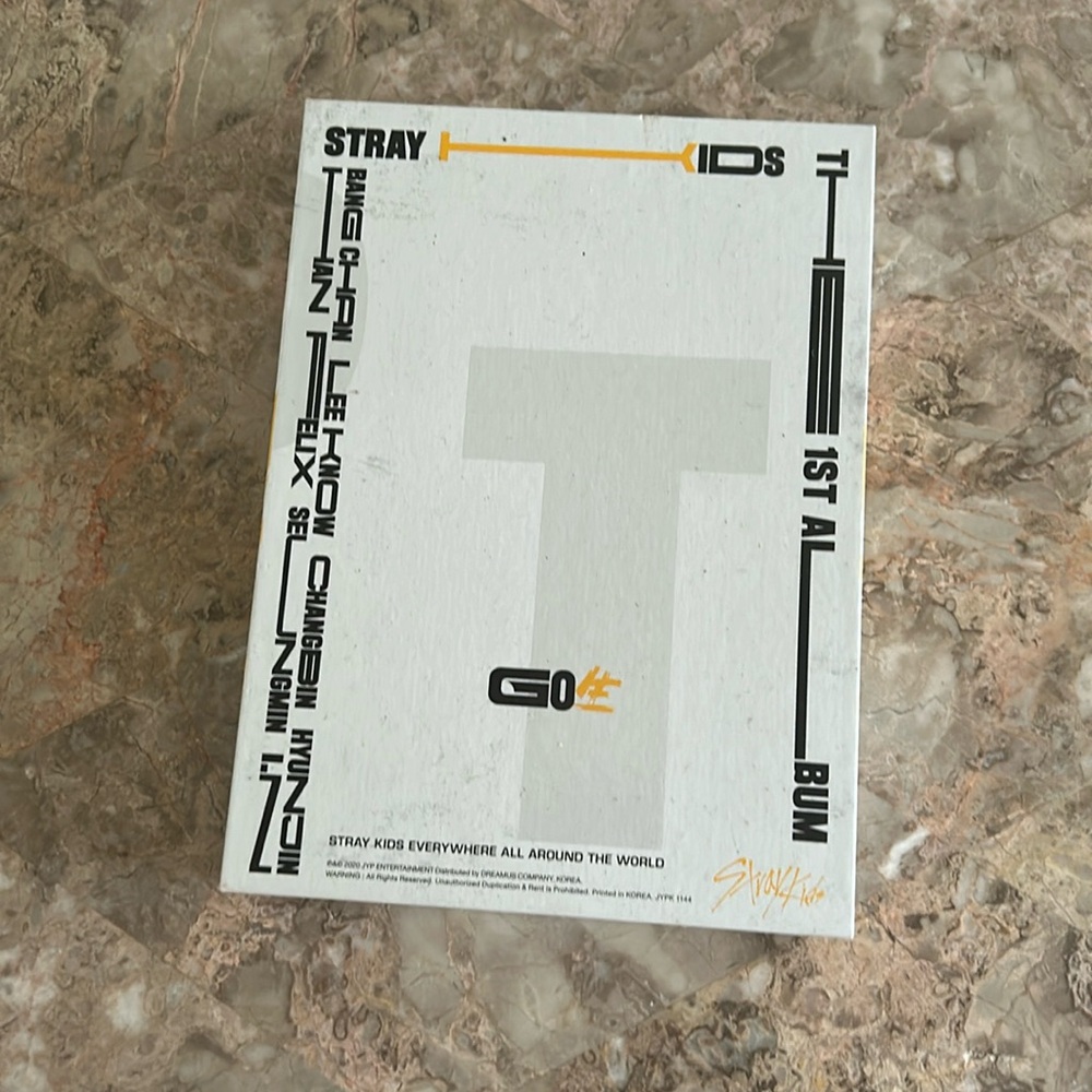 Stray kids go yellow version